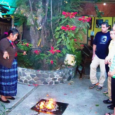 Posada Los Encuentros Panajachel Bagian luar foto